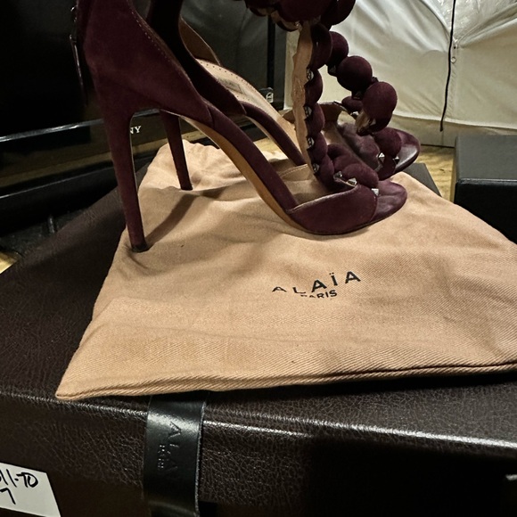 ALAÏA Burgundy Suede Bombe Stud Embellished Open Toe Sandals Size 7 - Picture 2 of 6